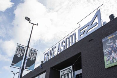 Heracles doneert sportkleding aan Speelgoedbank